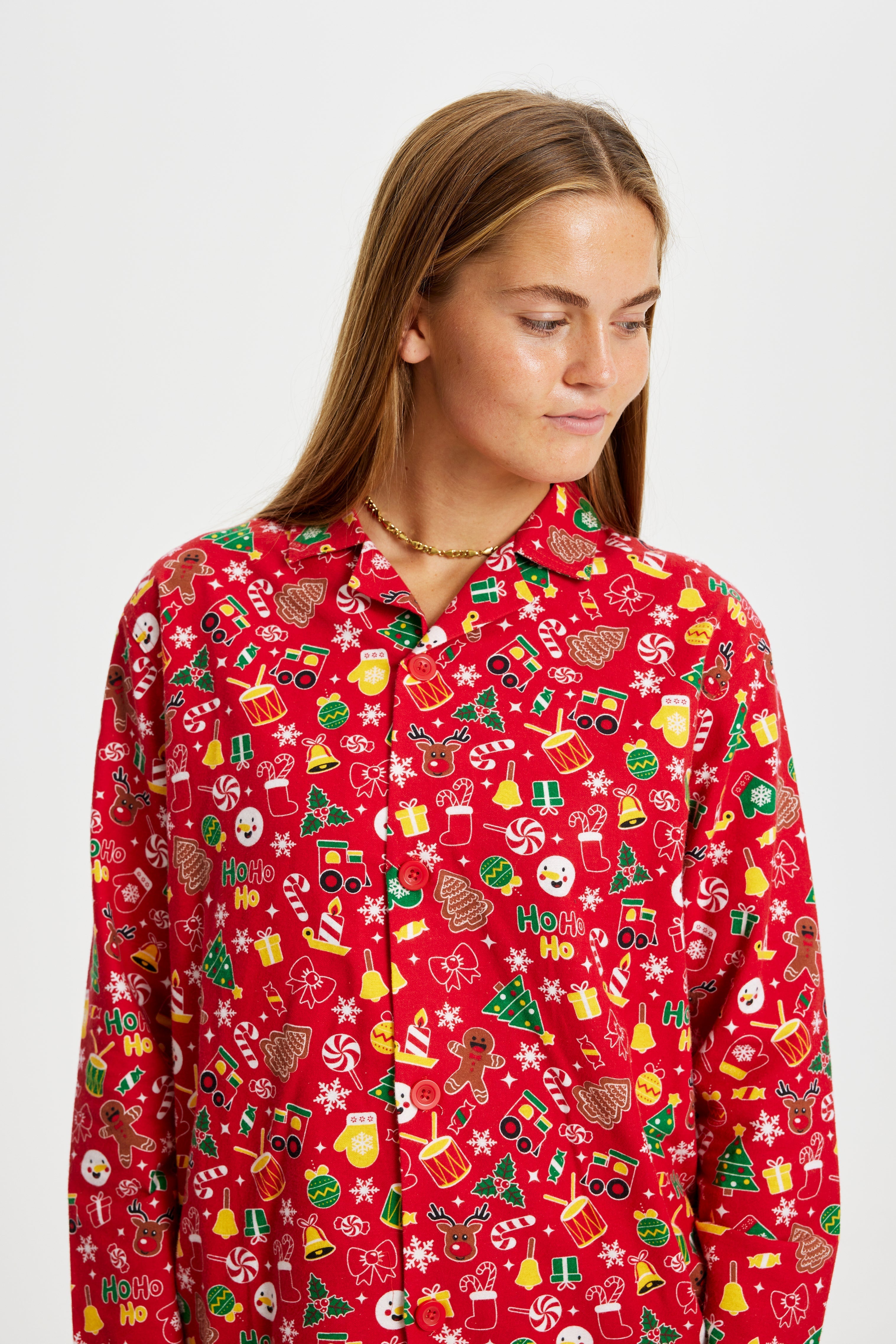 Roter Flanell-Weihnachtspyjama Damen mit buntem Weihnachtsmuster und Knopfleiste.